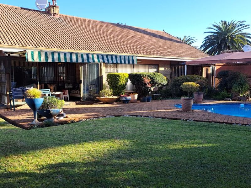 Stunning  Family Home - Photo 2