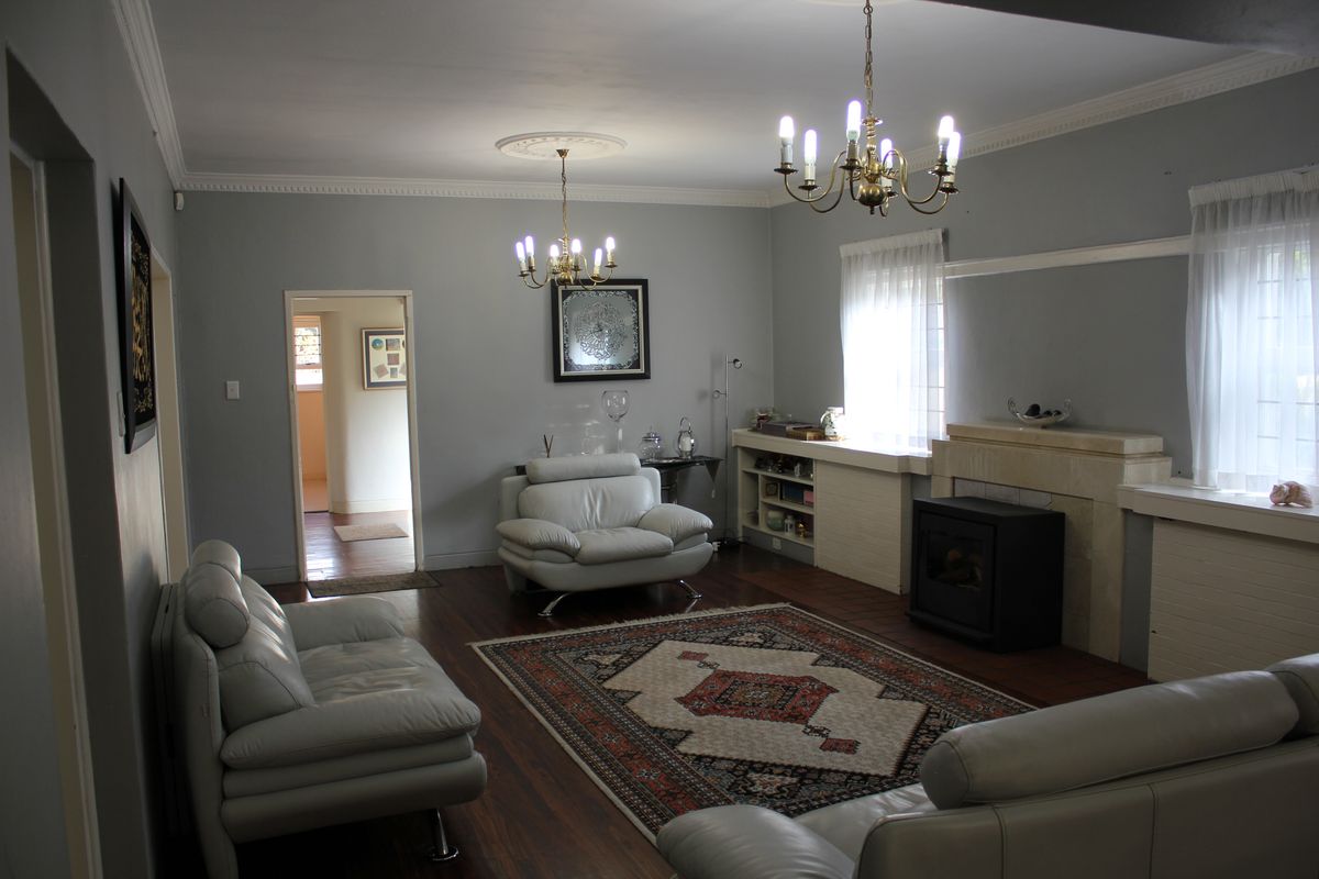 charming home in Saxonwold,—your ideal family retreat awaits - Photo 2