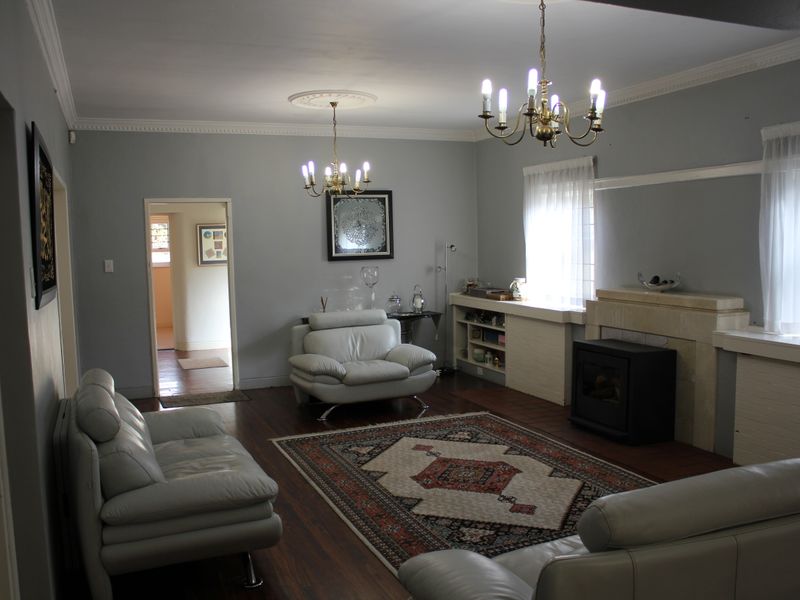 charming home in Saxonwold,—your ideal family retreat awaits - Photo 2