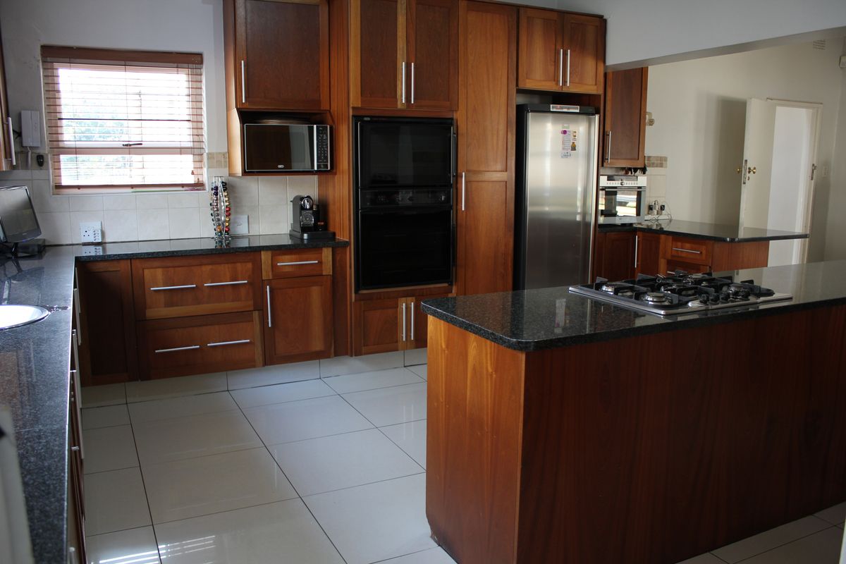 charming home in Saxonwold,—your ideal family retreat awaits - Photo 3