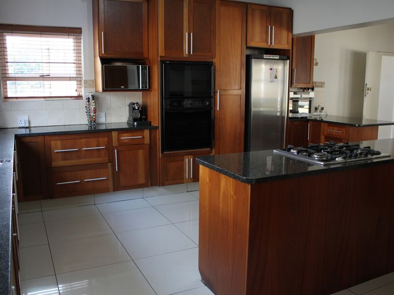 charming home in Saxonwold,—your ideal family retreat awaits - Photo 3