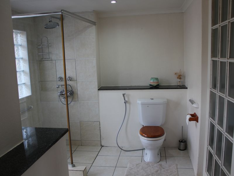 charming home in Saxonwold,—your ideal family retreat awaits - Photo 8