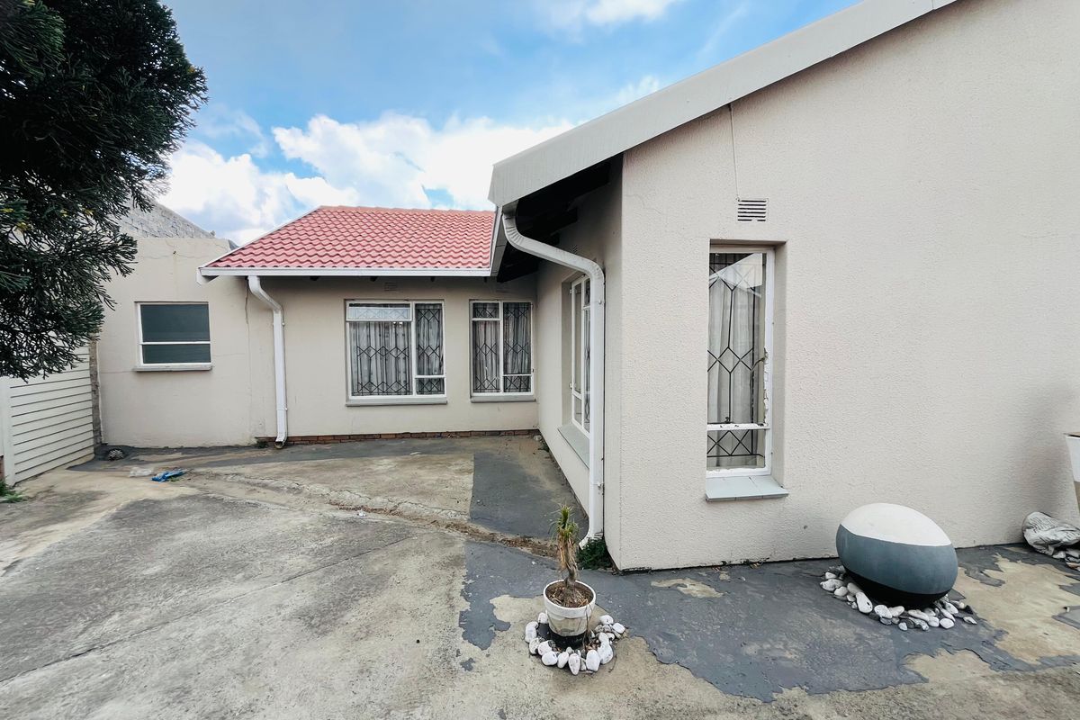 Spacious 4-Bedroom Home with Extra Icome Potential - Photo 5