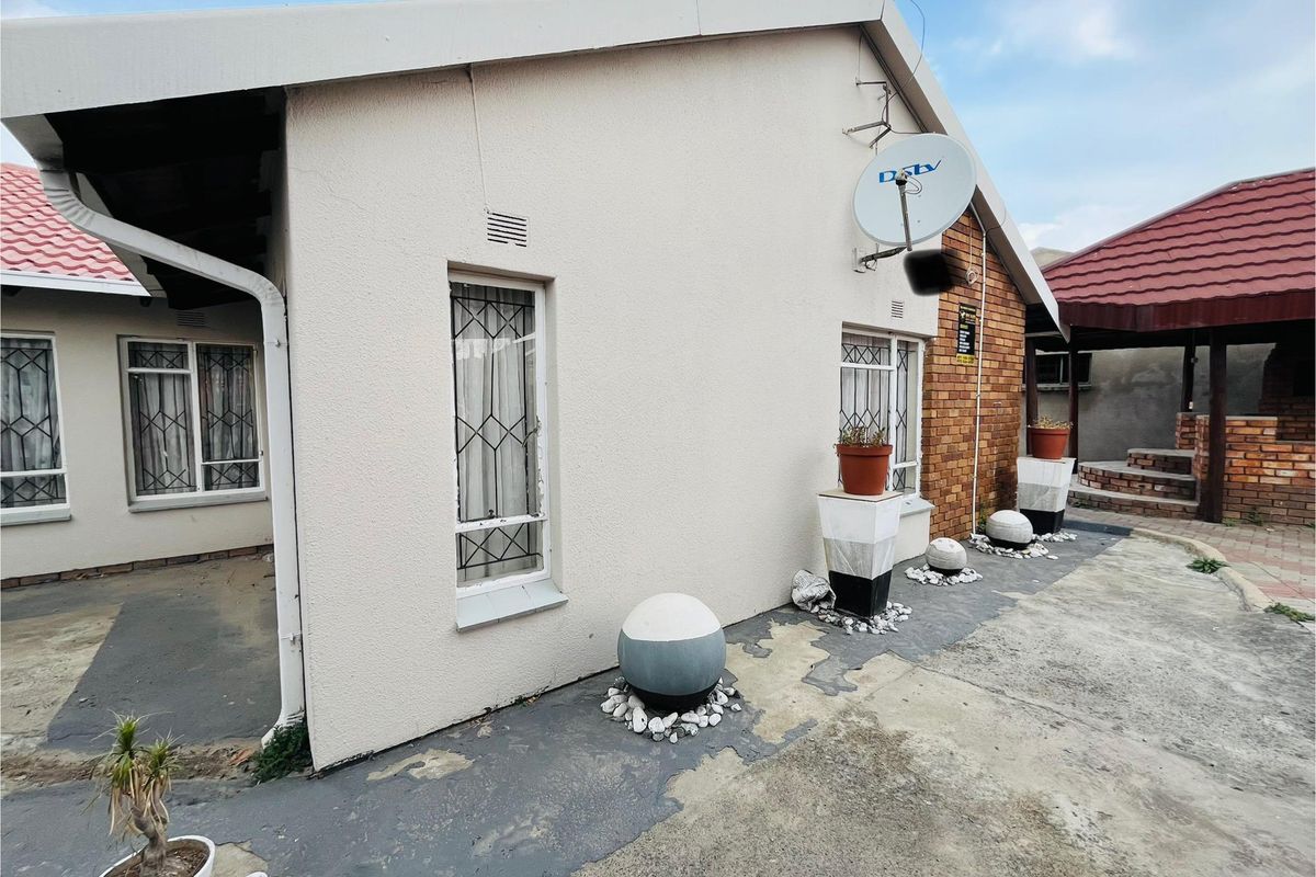 Spacious 4-Bedroom Home with Extra Icome Potential - Photo 4