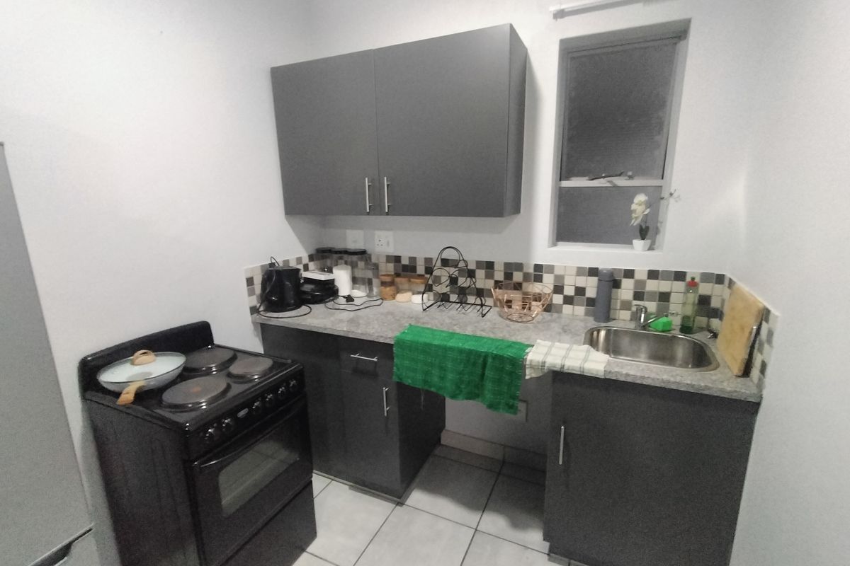 Modern Bachelor Flat in Northpark Mall – Ideal Starter or Investment Property - Photo 2