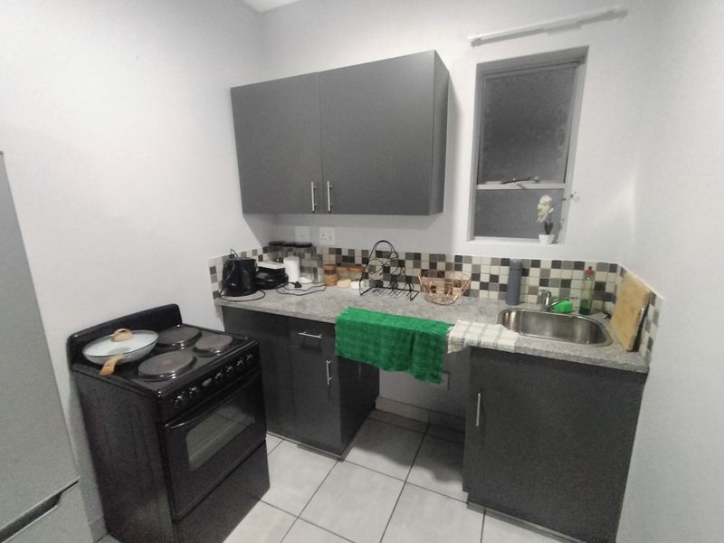 Modern Bachelor Flat in Northpark Mall – Ideal Starter or Investment Property - Photo 2