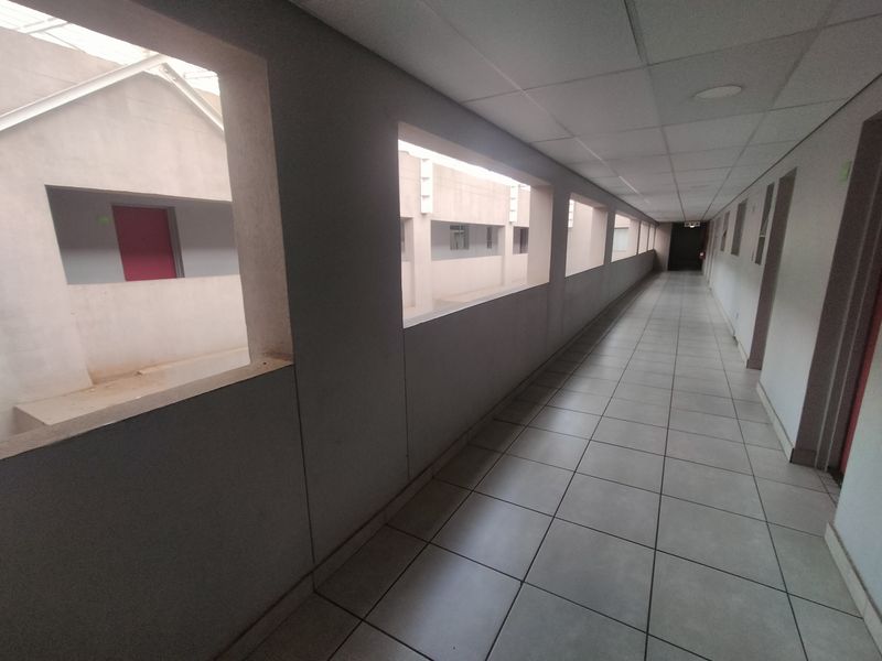 Modern Bachelor Flat in Northpark Mall – Ideal Starter or Investment Property - Photo 6