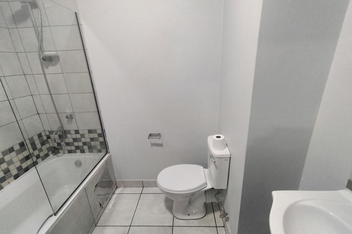 Modern Bachelor Flat in Northpark Mall – Ideal Starter or Investment Property - Photo 5