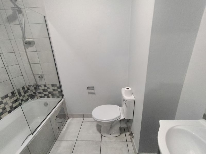 Modern Bachelor Flat in Northpark Mall – Ideal Starter or Investment Property - Photo 5