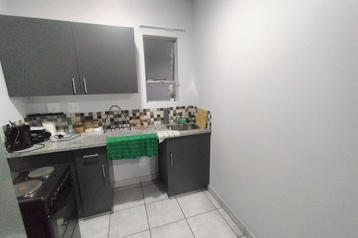 Modern Bachelor Flat in Northpark Mall – Ideal Starter or Investment Property - Photo 3