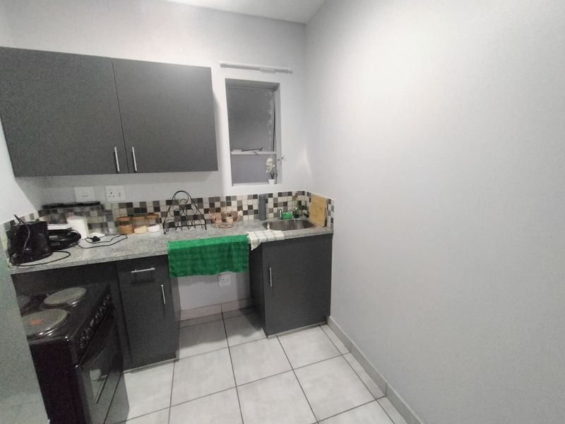 Modern Bachelor Flat in Northpark Mall – Ideal Starter or Investment Property - Photo 3