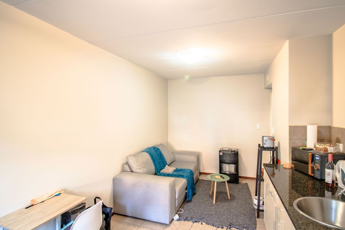 Prime Investment or Starter Home in Erand Gardens, Midrand - Photo 2