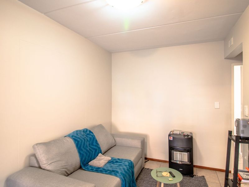 Prime Investment or Starter Home in Erand Gardens, Midrand - Photo 3