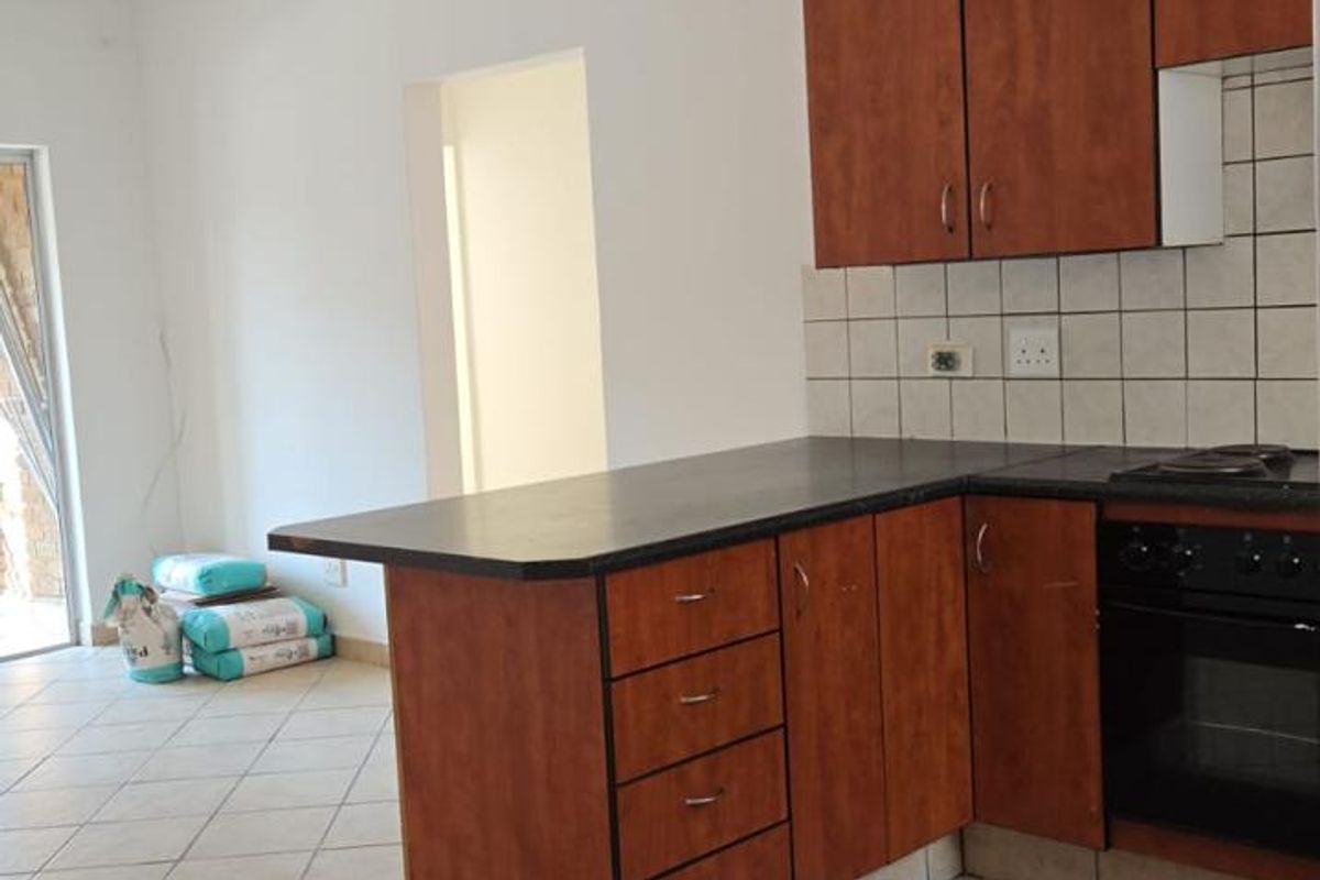 Attractive  Second Floor Apartment  in  Bel Aire Complex - Photo 3