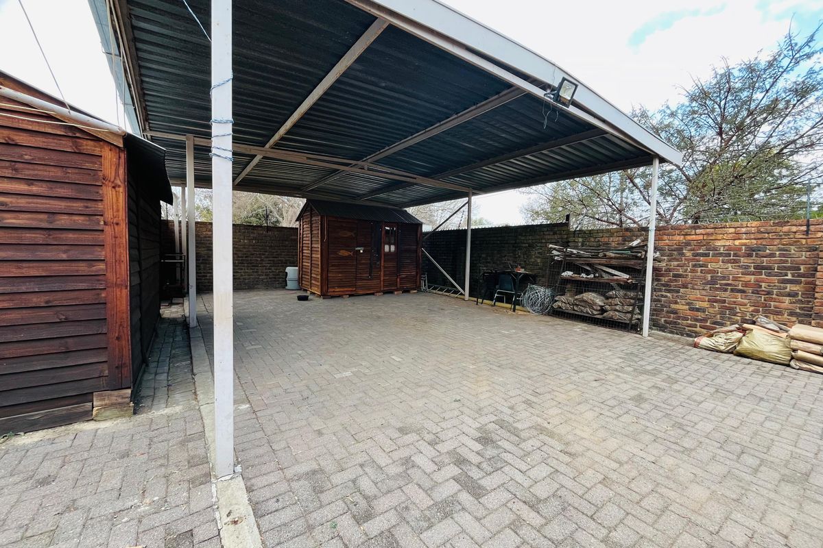 Luxurious Family Haven with Entertainment Bliss, Solar Power & Top Security - Photo 2