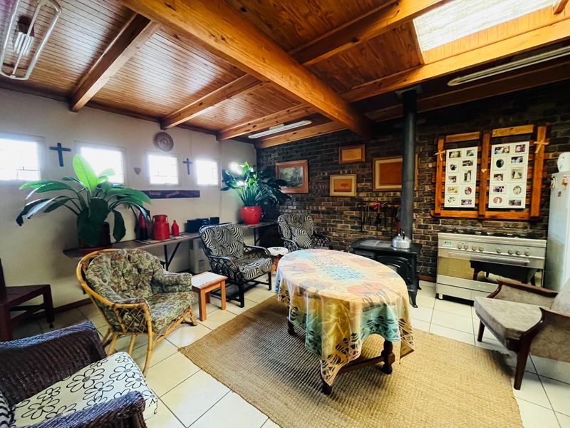 Luxurious Family Haven with Entertainment Bliss, Solar Power & Top Security - Photo 9