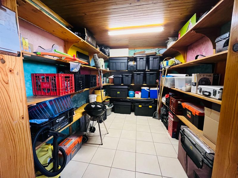 Luxurious Family Haven with Entertainment Bliss, Solar Power & Top Security - Photo 10