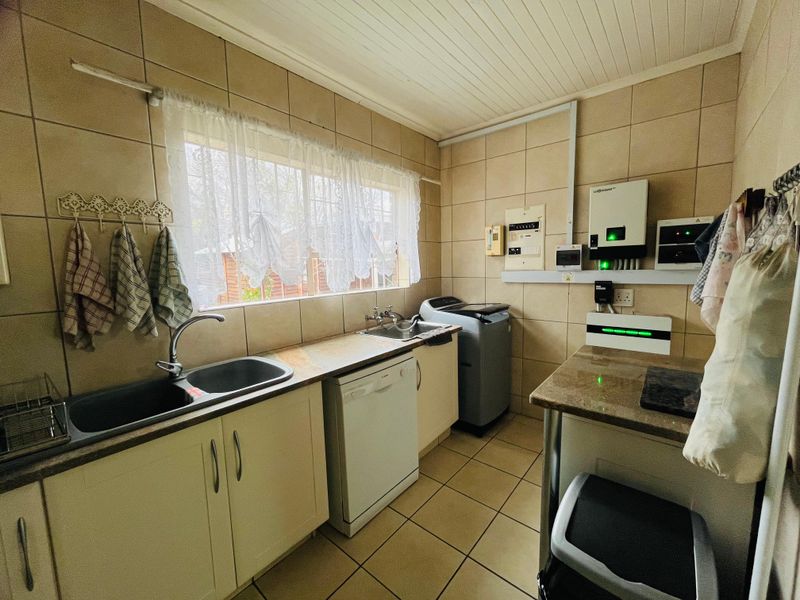 Luxurious Family Haven with Entertainment Bliss, Solar Power & Top Security - Photo 6