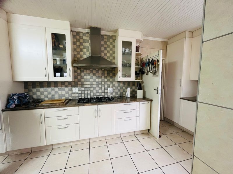 Luxurious Family Haven with Entertainment Bliss, Solar Power & Top Security - Photo 4