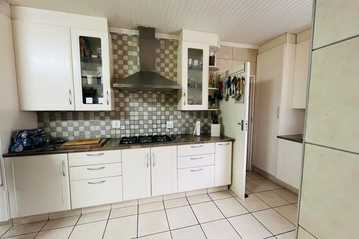 Luxurious Family Haven with Entertainment Bliss, Solar Power & Top Security - Photo 4