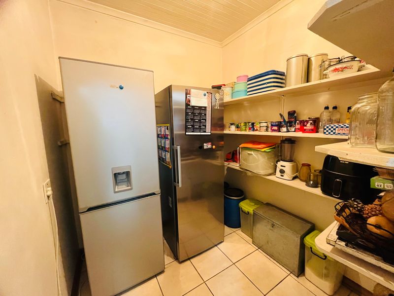 Luxurious Family Haven with Entertainment Bliss, Solar Power & Top Security - Photo 8