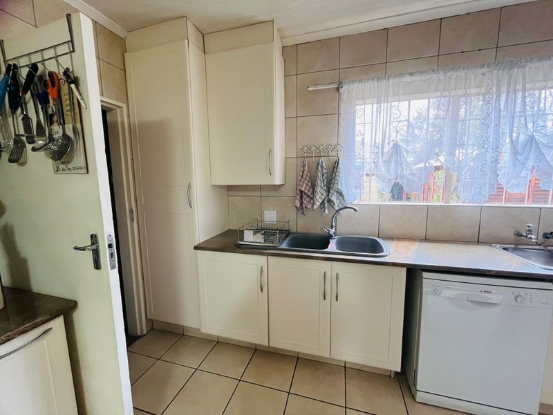 Luxurious Family Haven with Entertainment Bliss, Solar Power & Top Security - Photo 7