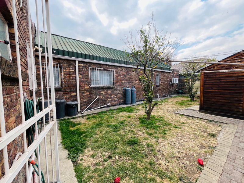 Luxurious Family Haven with Entertainment Bliss, Solar Power & Top Security - Photo 3