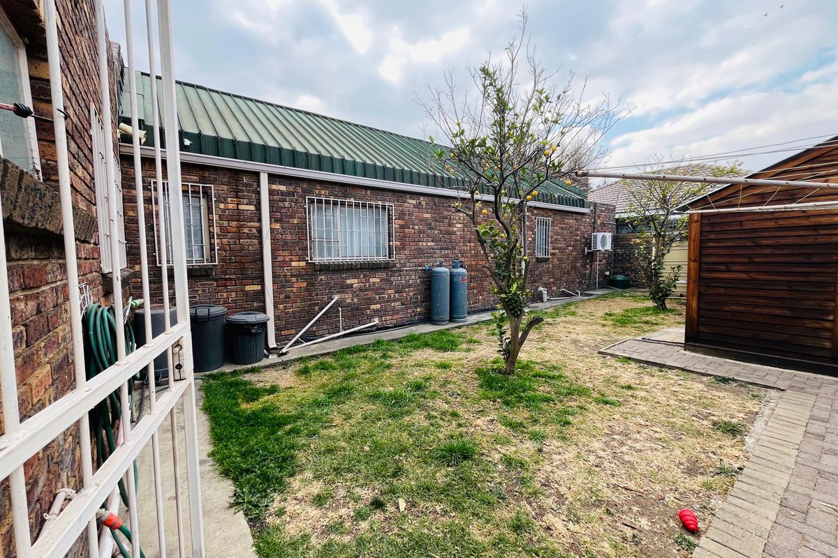 Luxurious Family Haven with Entertainment Bliss, Solar Power & Top Security - Photo 3