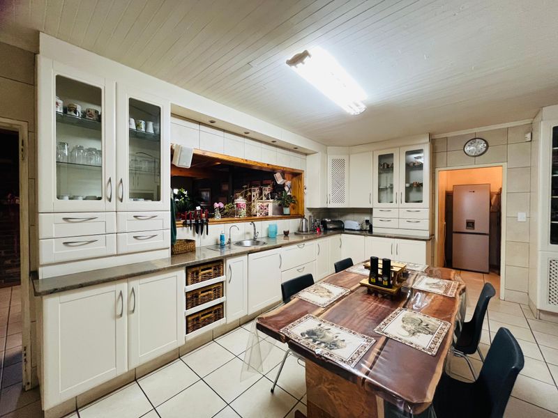 Luxurious Family Haven with Entertainment Bliss, Solar Power & Top Security - Photo 5