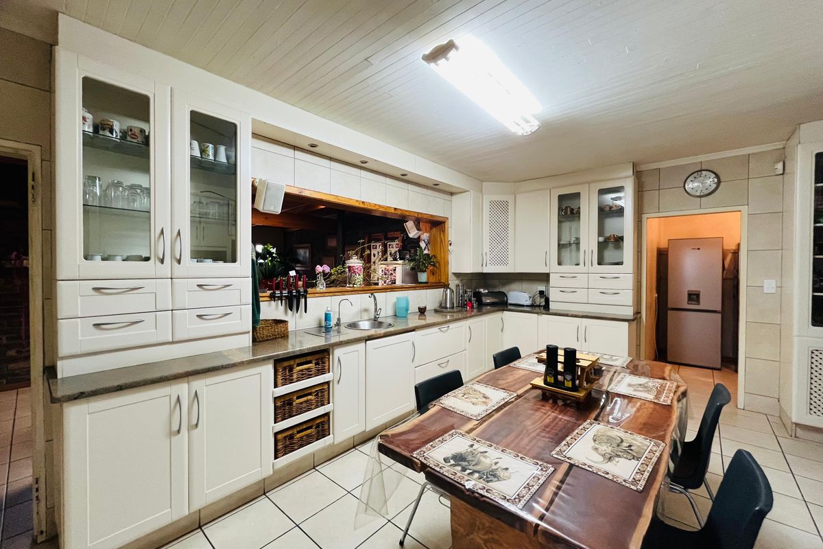 Luxurious Family Haven with Entertainment Bliss, Solar Power & Top Security - Photo 5