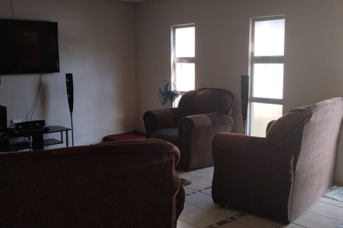 Family Oasis on a Corner Stand – Spacious 4-Bedroom Home with Pool, Office, and Double Access! - Photo 5