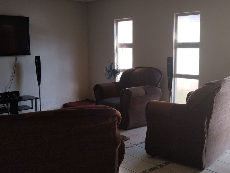 Family Oasis on a Corner Stand – Spacious 4-Bedroom Home with Pool, Office, and Double Access! - Photo 5