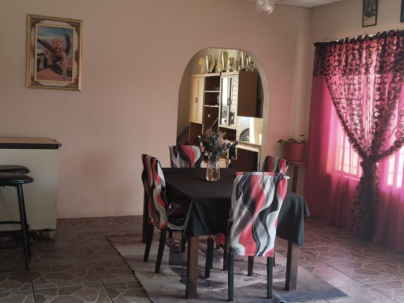Family Oasis on a Corner Stand – Spacious 4-Bedroom Home with Pool, Office, and Double Access! - Photo 9