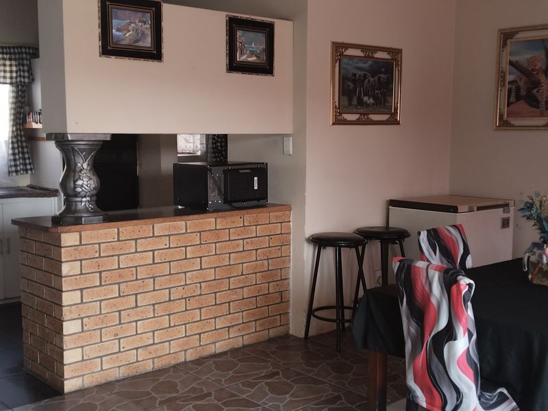 Family Oasis on a Corner Stand – Spacious 4-Bedroom Home with Pool, Office, and Double Access! - Photo 7