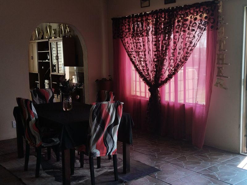 Family Oasis on a Corner Stand – Spacious 4-Bedroom Home with Pool, Office, and Double Access! - Photo 8