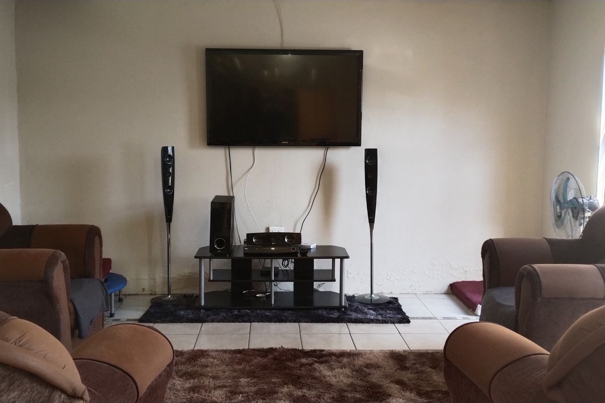 Family Oasis on a Corner Stand – Spacious 4-Bedroom Home with Pool, Office, and Double Access! - Photo 4