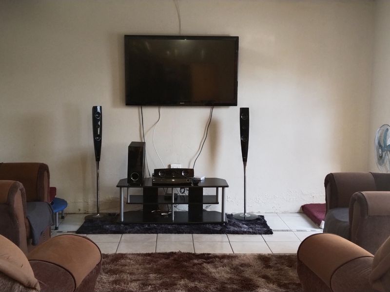 Family Oasis on a Corner Stand – Spacious 4-Bedroom Home with Pool, Office, and Double Access! - Photo 4