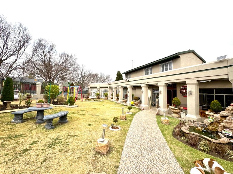 Spacious Family Home with Modern Comforts, Flatlet, Outdoor entertainment area for sale in Secunda - Photo 3