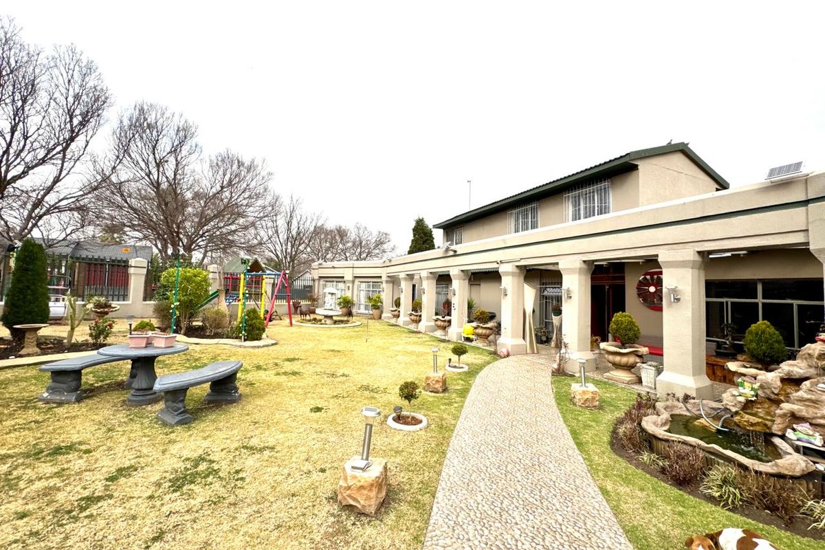 Spacious Family Home with Modern Comforts, Flatlet, Outdoor entertainment area for sale in Secunda - Photo 3