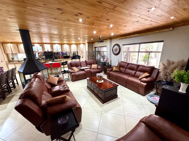 Spacious Family Home with Modern Comforts, Flatlet, Outdoor entertainment area for sale in Secunda - Photo 7