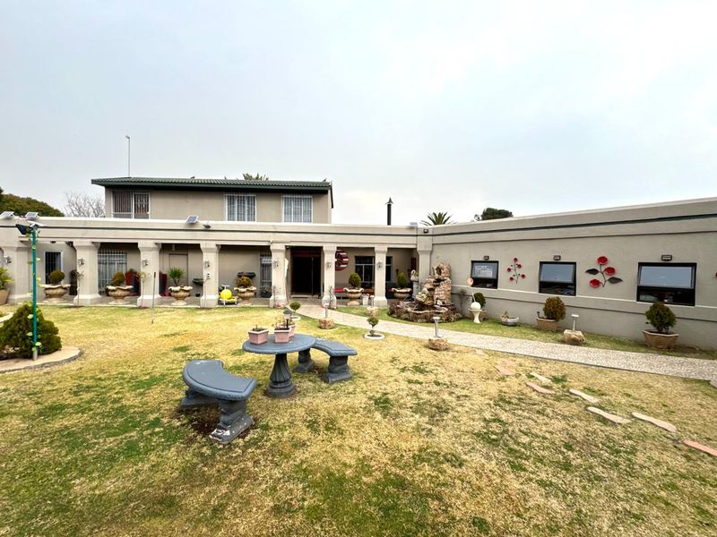 Spacious Family Home with Modern Comforts, Flatlet, Outdoor entertainment area for sale in Secunda - Photo 2