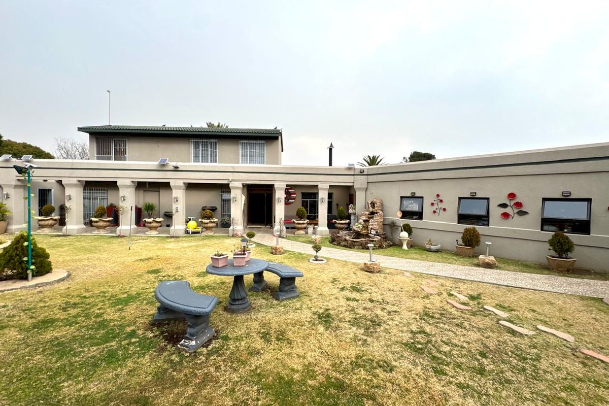 Spacious Family Home with Modern Comforts, Flatlet, Outdoor entertainment area for sale in Secunda - Photo 2