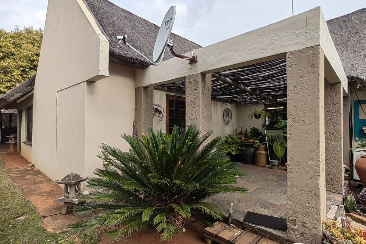 Thatch family home for sale in Parys - Photo 2