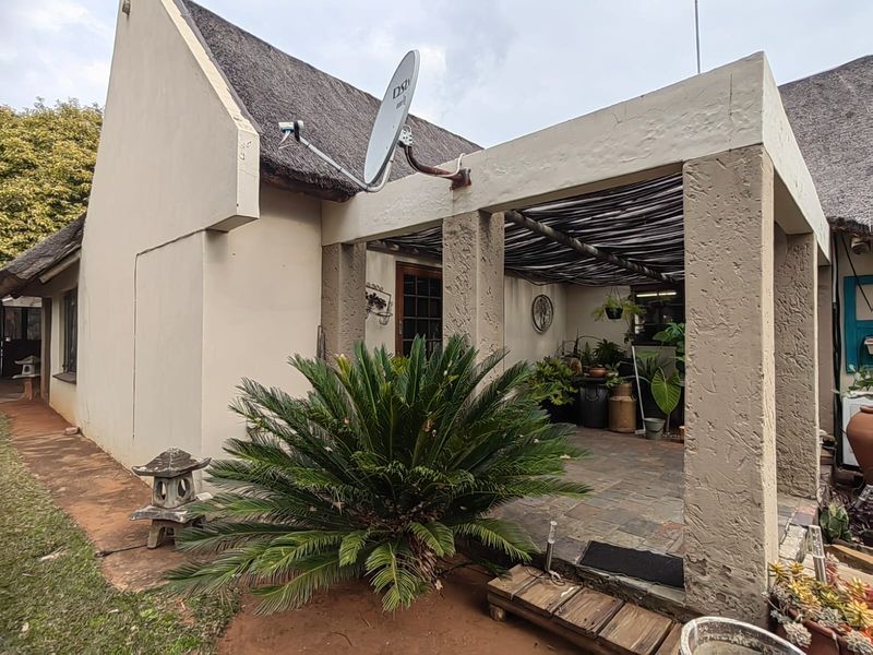 Thatch family home for sale in Parys - Photo 2