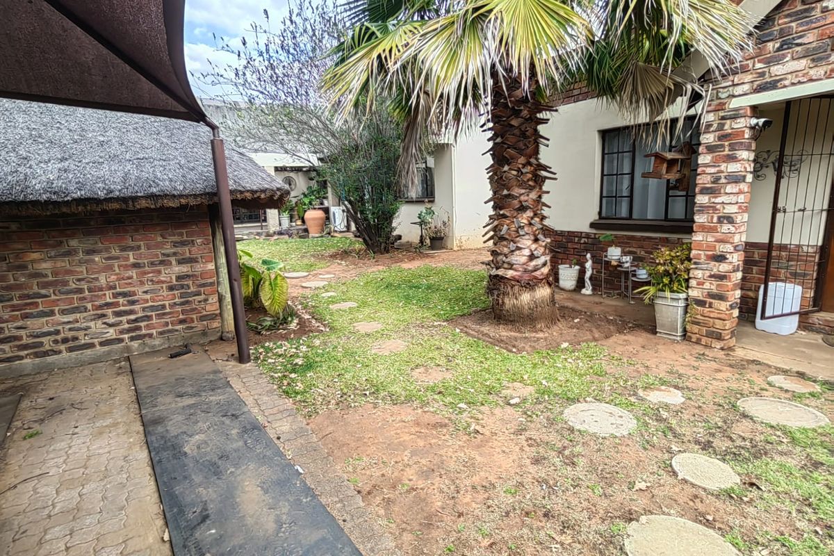 Thatch family home for sale in Parys - Photo 4