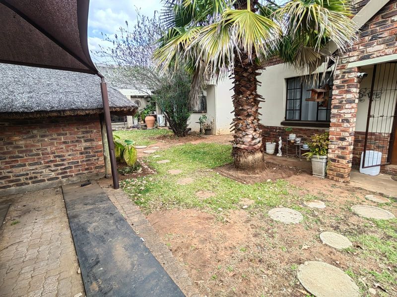 Thatch family home for sale in Parys - Photo 4