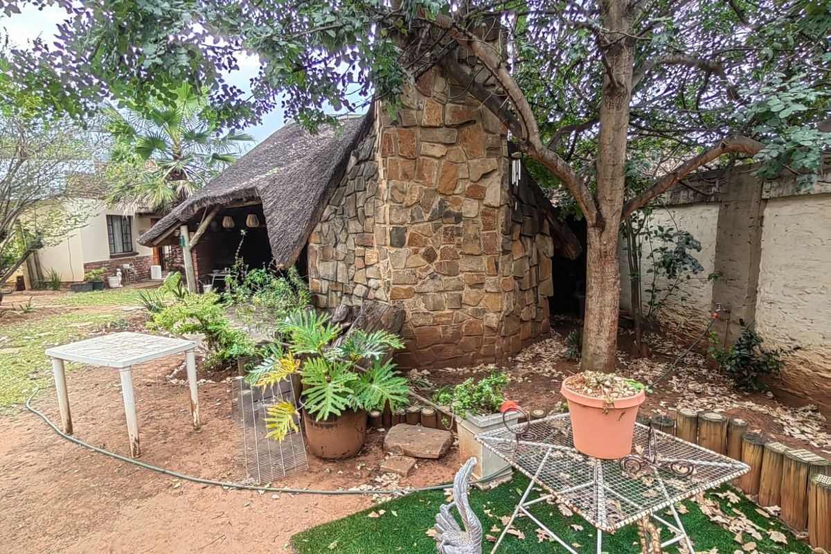 Thatch family home for sale in Parys - Photo 5