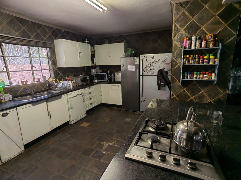 Thatch family home for sale in Parys - Photo 9