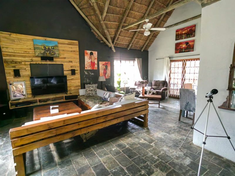 Thatch family home for sale in Parys - Photo 8