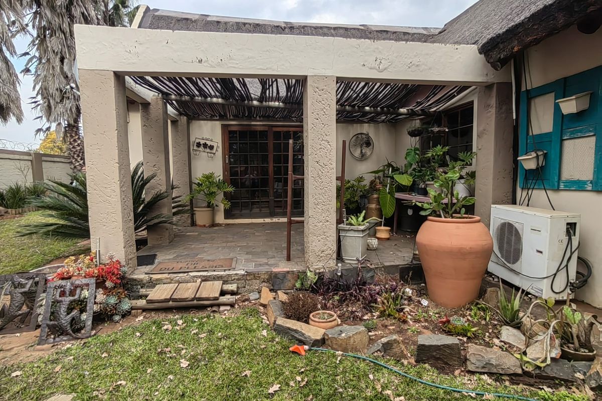 Thatch family home for sale in Parys - Photo 3